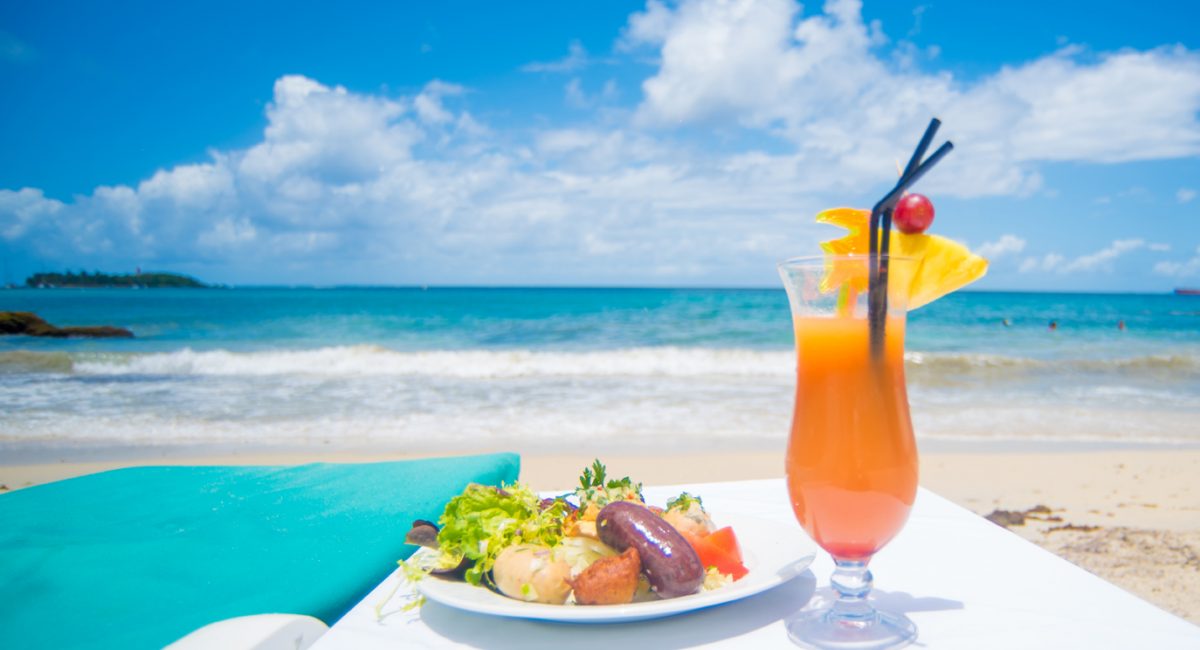 Cocktail au Bord de la Mer à l'Auberge de la Vieille Tour Hotel 4 étoiles en Guadeloupe 