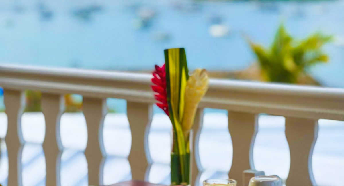 Petit déjeuner avec Vue sur la mer à l'Auberge de la Vieille Tour Hotel 4 étoiles en Guadeloupe 